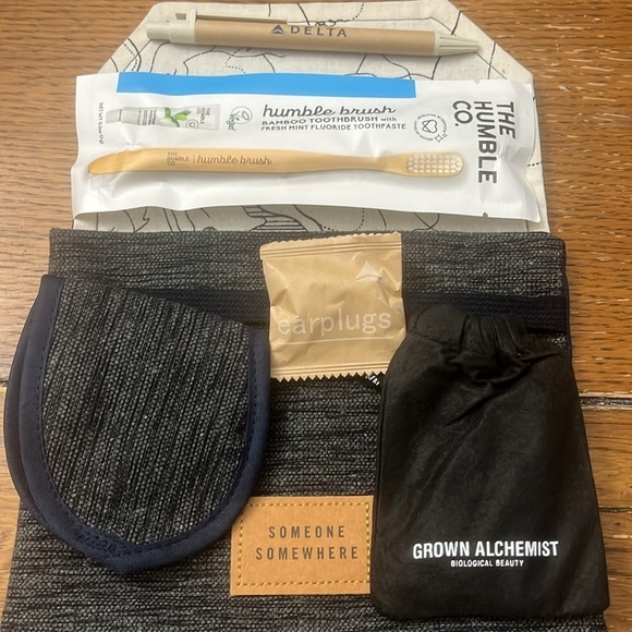 Delta ONE Someone Somewhere Bags (6)
Sold together - Picture 8 of 11